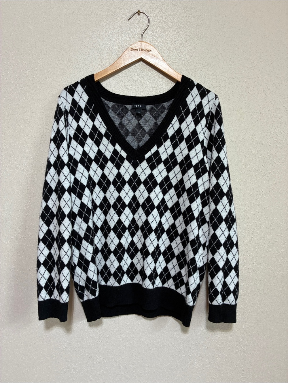 Torrid Size 1X Super Soft Cozy Black White Diamond Print Pullover Vneck Sweater